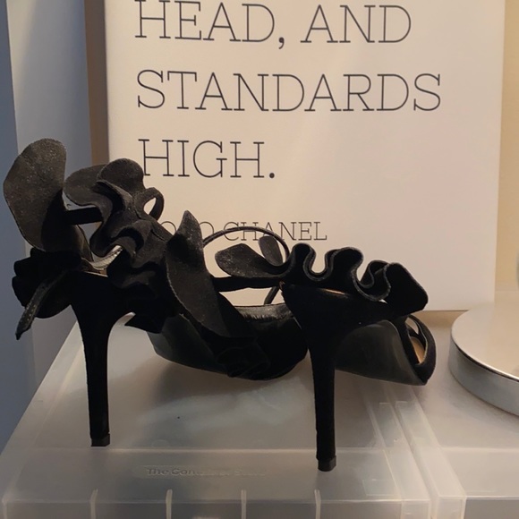 Black Ruffle Heel - Picture 3 of 3
